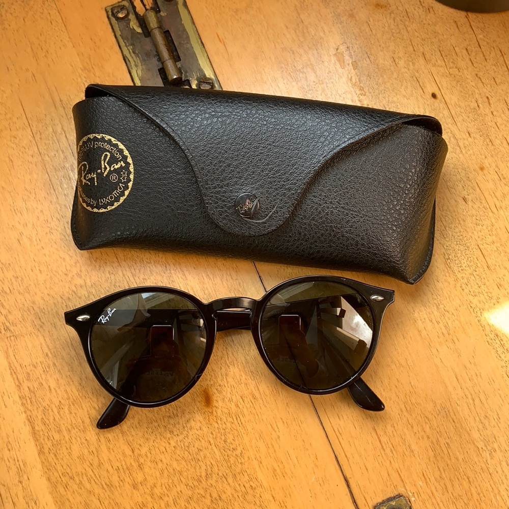 Black Ray-Ban 2180 round sunglasses
